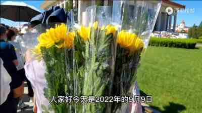 毛主席逝世46周年纪念日，纪念堂前排队向伟人敬献鲜花，太感人了