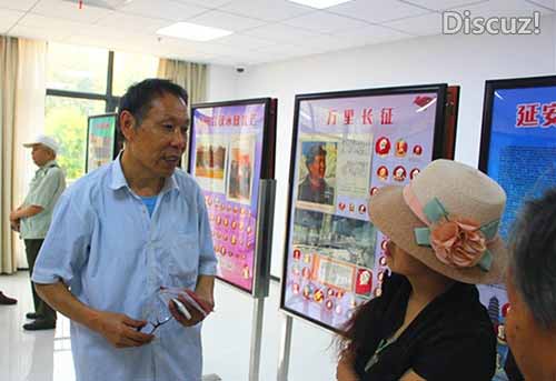 10、20190909主办者姜银林为参观者讲解IMG_2614 - 副本.JPG