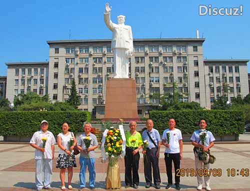 6、20190909在华科大毛主像前98b6ac06dc99887649155146fbba7fd - 副本.jpg