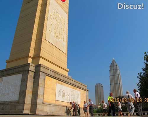 7、20190909在江滩抗洪纪念碑468a4b11adb25ef32d8fa943321953f - 副本.jpg