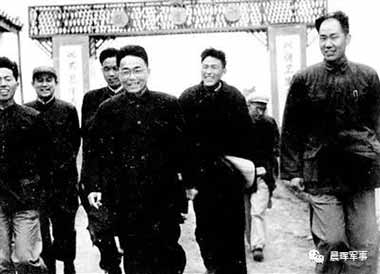 人民领袖与瘟疫村农民的故事