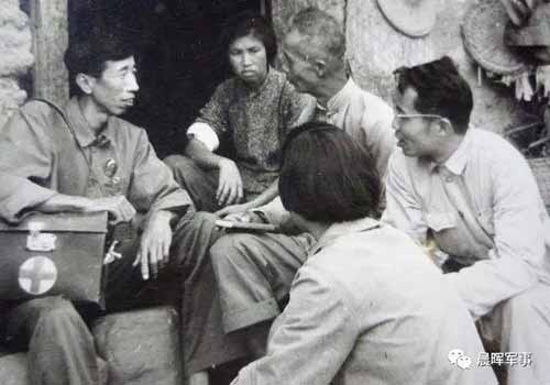人民领袖与瘟疫村农民的故事