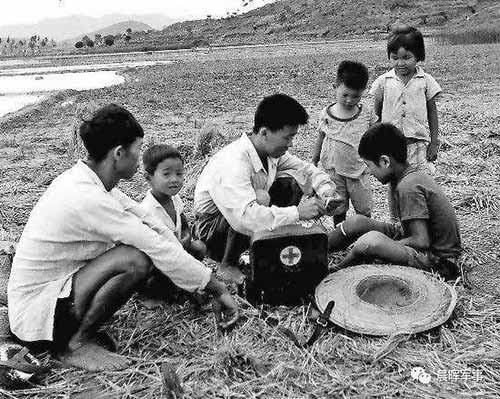 人民领袖与瘟疫村农民的故事