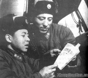 雷锋正和战友一起读《毛泽东选集》.jpg