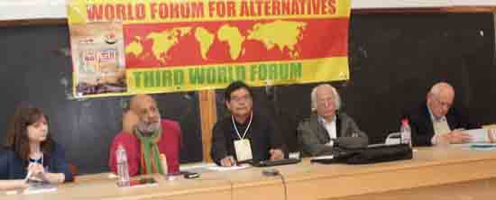 从右到左：另类实践世界论坛成员：Fran&ccedil;ois Houtart，Samir Amin, V&iacute;ctor Hugo Jij&oacute;n, Firoze Manji&nbsp;