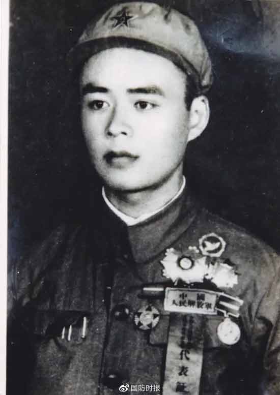 1954年唐章洪参加全国炮兵首届功臣代表大会留影