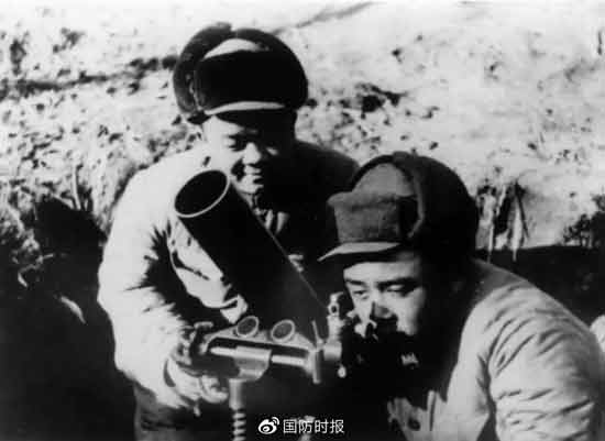 “神炮手”唐章洪(右)正在瞄准射击