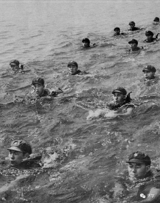 武装泅渡.jpg