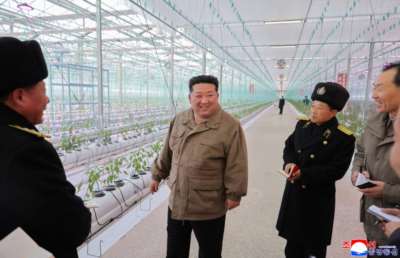 金正恩视察进入完工阶段的新义州温室综合农场建设工地
